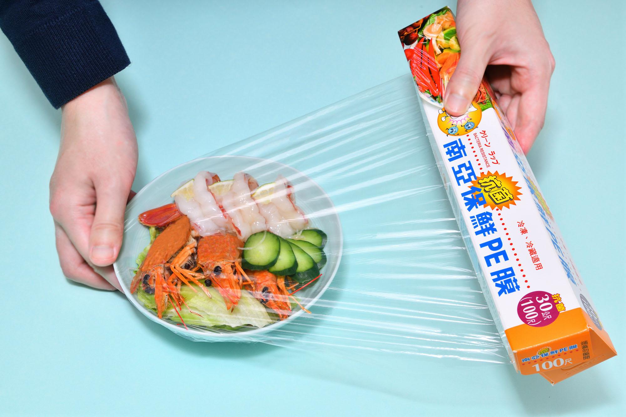 廚房減塑主題視覺：蜂蠟布、矽膠密封袋與玻璃保鮮盒三種保鮮膜替代品的實測對比