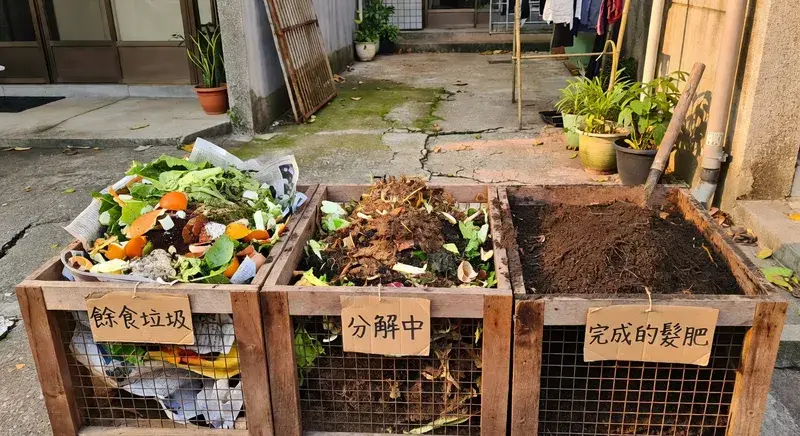 透過家庭堆肥系統將廚餘轉化為有機養分的過程，視覺化呈現《環保生活指南》關於「低碳閉環生態」的實踐方案。此圖傳達了藉由微生物工程，將餐桌廢棄物重構為土壤生命力的循環過程，展現了現代家庭如何透過小規模堆肥技術，具體實現低碳飲食與廢棄物零浪費的永續承諾。